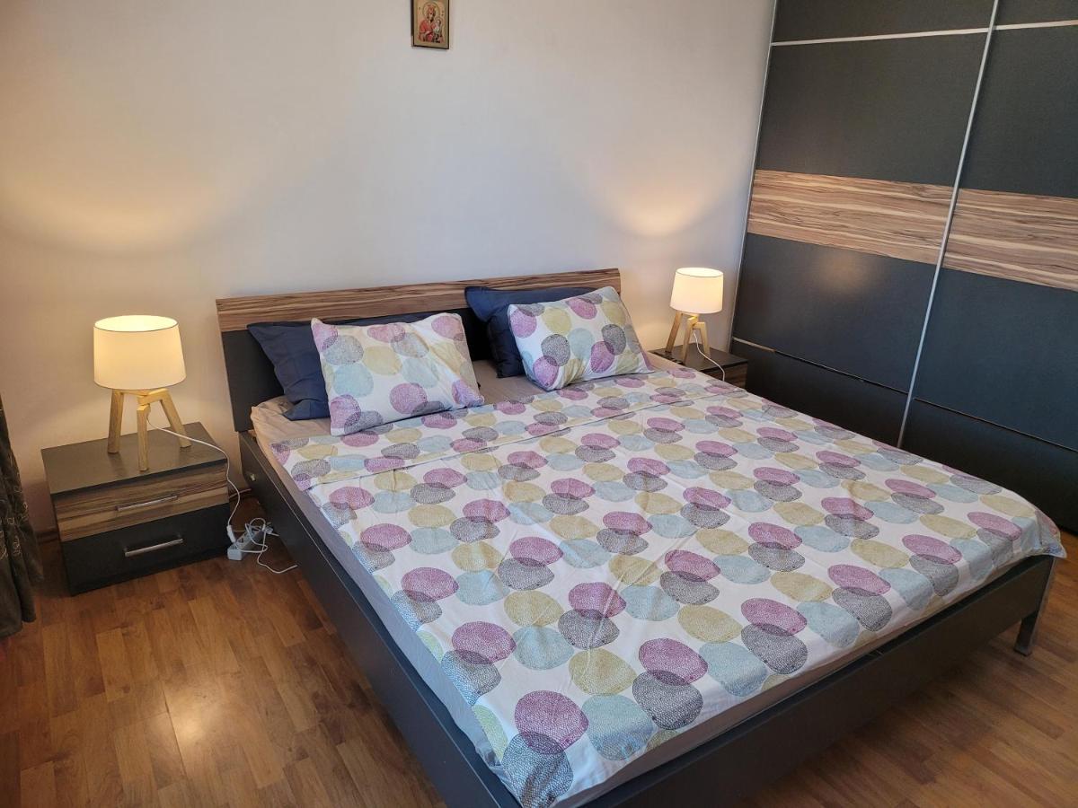 Quiet, Relaxing, Family Friendly Apartment Bukares Bagian luar foto